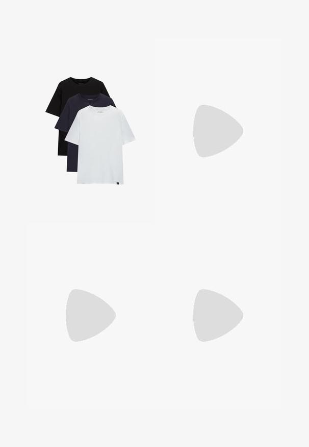 Tre t-shirt con vestibilità regolare in nero, blu navy e bianco. Ognuna ha maniche corte, colletto a giro e una morbida trama in cotone.; Shorts in denim grigio con vestibilità comoda, caratterizzati da un alto punto vita, cinque tasche e cuciture in vista, che offrono una finitura testurizzata.; Sneaker grigia e blu con una tomaia texturizzata, realizzata in materiali mesh e sintetici, suola spessa e accenti bianchi e beige.; Borsa a tracolla nera realizzata in materiale liscio, con un lembo pieghevole, hardware in metallo argentato e una tracolla regolabile.