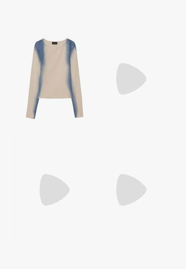 Haut à manches longues en beige clair, avec un design dégradé bleu. Texture lisse avec un col rond et une taille droite.; Jeans en denim bleu évasés en coton avec une taille mi-haute, un design à cinq poches et des coutures contrastantes le long des seams.; Sandale à talons hauts argentée avec un design de lanière brillante, mettant en avant un accent semblable à une perle et une lanière de cheville en spirale pour un maintien sécurisé.; Sac à main en forme de cœur métallique argenté avec deux anses, une chaîne et une texture lisse. Présente des accessoires en métal et des bords cousus.