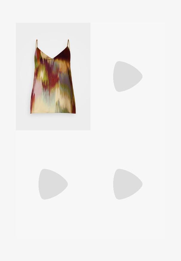VILA VIKELLY SINGLET  - Top - camel; Pantaloni negri cu picioare largi, confecționați dintr-un material neted, având buzunare frontale și închidere cu nasture la talie. Design minimalist, fără modele.; Sandale cu toc din piele sintetică maro, cu toc lat, mai multe curele încrucișate și cataramă ajustabilă la gleznă. Textură moale, design cu vârful deschis.; Ceas de mână rectangular cu nuanță aurie, cu un cadran alb, marcaje argintii pentru ore și o brățară din linkuri metalice durabile. Include caracteristica de rezistență la apă.