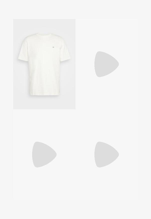 Hvit bomulls T-skjorte med rund hals, korte ermer, og en liten svart "W.W." logo på venstre bryst. Jevn tekstur, normal passform.; Tan cargo bukser laget av slitesterk stoff, med sidelommer, metallbeslag, rett ben lengde og vanlig midje.; Svarte kanvas sneakers med hvite gummitåhette og snøring. Kontraststing og metallinger legger til detaljer. Bært med beige bukser og svart stoff.; Svart nylon crossover-veske med glidelåsrom, justerbar stropp og subtil logo-detalj på framsiden. Glatt tekstur og rektangulær form.