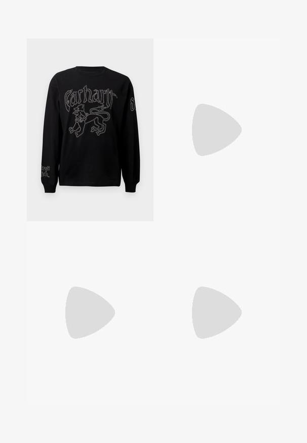 Čierna dlhá rukávová košeľa s bielou výšivkou leva a textom, okrúhlym výstrihom a elastickými manžetami.; Polozované široké nohavice s textúrovaným čierno-bielym kvetinovým vzorom na šedom pozadí, s klasickým pásom a prednými vreckami.; Svetlomodré semišové tenisky s bielymi akcentmi a šnúrkami. Zaoblená špička so štruktúrovaným povrchom. Nosené s bielymi členkovými ponožkami na modrom povrchu.; Čierne slnečné okuliare v štýle mačacích očí s matným povrchom, s elegantným dizajnom a jemne zakrivenými hranami, umiestnené na pozadí modela v tmavom oblečení.; Even&Odd Veľká kabelka - black