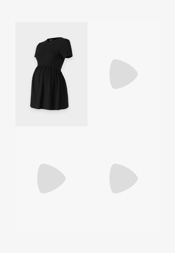 ONLY MATERNITY OLMMALAYA - T-shirt basique - black; Leggings noirs à côtes avec une taille élastique et une coupe ajustée. Dotés d'une texture lisse et de jambes fuselées, ils sont adaptés pour une tenue décontractée.; Baskets blanches en matériau synthétique lisse, avec un bout arrondi, un design à lacets, une semelle plate et des détails perforés discrets.; Sac à main noir à la forme structurée, texture lisse et fermoir métallique. Associé à un pantalon noir ample et des sandales ouvertes sur un sol en bois.