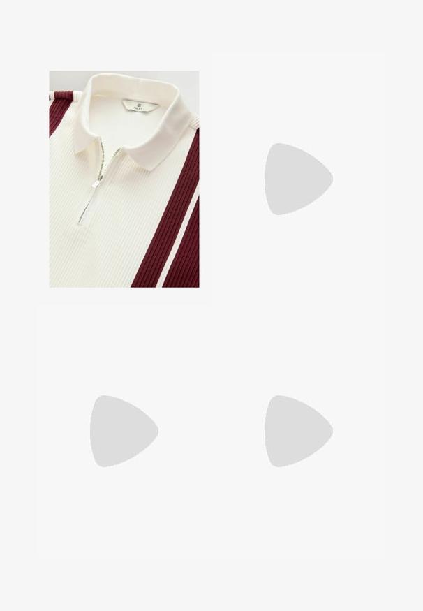 Next VERITCAL STRIPE - REGULAR FIT - Piké - burg white; Ljusblå denimjeans med lös passform, featuring fem fickor, dragkedja och synlig sömnad. Tyget har en mjuk textur.; Vita lädersneaker med en texturerad gummitåspets, tre sidostreck och en vadderad krage. Platta vita skosnören och en minimalistisk design.; Metallinramade solglasögon med ovala gröna linser. Tunn silvermetallram och svarta öronpluggar. Minimalistisk design, inga synliga logotyper.