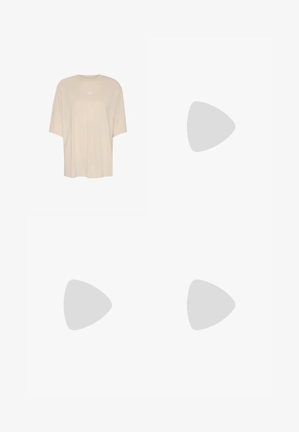 Camiseta de gran tamaño color beige, hecha de algodón suave, con cuello redondo y mangas cortas. Presenta un pequeño logo blanco en el pecho.; Cinq à Sept GILES PANT - Pantalones cargo - khaki; Zapato de tacón alto gris claro con punta afilada, diseño de escote abierto, correa en el tobillo y acento de cadena dorada. Textura de cuero suave.; Gafas de sol octagonales negras con lentes oscuros. Presentan un marco elegante y brillante. Finos acentos dorados en la parte delantera y en los lados realzan el diseño.