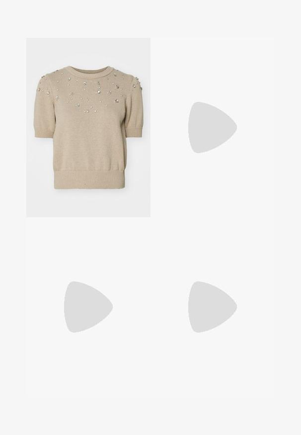 Pull en tricot beige à manches courtes avec un col rond, featuring des strass clairs dispersés sur le devant et des détails en côte aux poignets et à l'ourlet.; ONLY ONLLINE SKATER SKIRT - Jupe trapèze - black; Chaussures en cuir noir avec un bout arrondi, semelle plate et une sangle avec une boucle décorative. Talon épais pour plus de stabilité.; Sac à main en simili cuir noir avec une texture crocodile, un dessus resserré et une sangle froncée. A l'apparence douce et compacte.