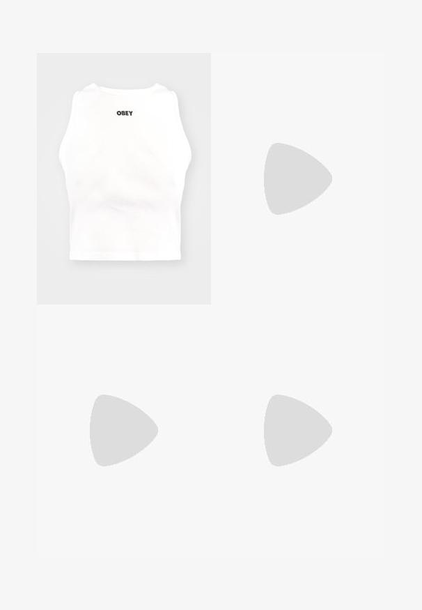 Obey Clothing BOLD - Top - white; Crna suknja od umjetne kože s velikim metalnimkopčama, detaljima s rupama i resicama na rubu. Strukturalni dizajn s višestrukim remenjem.; Crne kožne čizme sa žutim šavovima, sa masivnim gumenim đonom i metalnim rupicama, postavljene na ružičastoj industrijskoj cijevnoj strukturi.; Naočale s modernim srebrnim metalnim okvirom, sivo zaštićenim lećama i aerodinamičnim dizajnom sa oštrim ivicama i tankim nogicama.; Zlatne kružne naušnice, tanke i okrugle, s glatkom metalnom površinom bez ukrasa ili uzoraka.