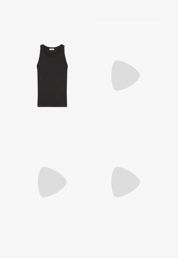 Schwarzes Tanktop aus weicher Baumwolle mit rundem Ausschnitt und breiten Trägern, einfachem Design und ohne sichtbare Muster oder Akzente.; Hellblaue Denim-Jeans mit lockerer Passform, geraden Beinen und subtilen Verblassungen. Mit einem Frontknopfverschluss und fünf Taschen für zusätzlichen Nutzen.; Schwarze Lederloafers mit glatter Oberfläche, verziert mit einem dekorativen Riemen, runder Zehenpartie und texturierten Sohlen. Getragen mit einem langen schwarzen Lederrock.; Silberne Creolen mit einer glatten, polierten Oberfläche. Runder Form und sicherem Klickverschluss. Leichtes Design, geeignet für den täglichen Gebrauch.