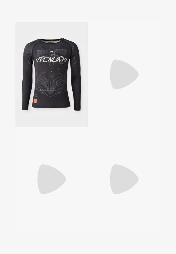 Čierna športová košeľa s dlhým rukávom, textúrovaná tkanina, priliehavý strih, s bielymi grafickými vzormi a oranžovou logom označením na leme.; Čierne športové šortky Venum so širokým pásom, suchým zipsom v páse a diskrétnymi sivými akcentmi na stranách a dolnej časti nohavíc.; Vysoké športové topánky s čiernou sieťovinou a syntetickým materiálom, textúrované akcenty, červená gumová podrážka a zlaté detaily na členku.; Čierne boxerské rukavice so zlatými akcentmi a brandingom "VENUM". Atlet má na sebe čierny top bez rukávov, ktorý vystavuje jeho svalnatú postavu.