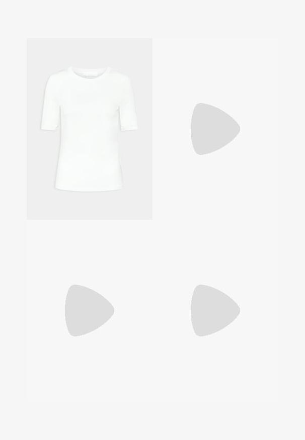 Camiseta blanca de manga corta hecha de algodón suave. Presenta un escote redondo y una silueta ajustada sin patrones ni elementos metálicos visibles.; Pantalones de pierna ancha en algodón beige claro. Presenta una cintura alta, bolsillos frontales y un corte recto. Acabado de dobladillo limpio sin patrones.; Calvin Klein Jeans BASKET CUPSOLE  - Zapatillas - creamy white/eggshell; Pendientes aros de metal plateado con un diseño texturizado, que cuentan con un pequeño respaldo de clip y una marca en uno de los aros. Forma redondeada con un acabado pulido.