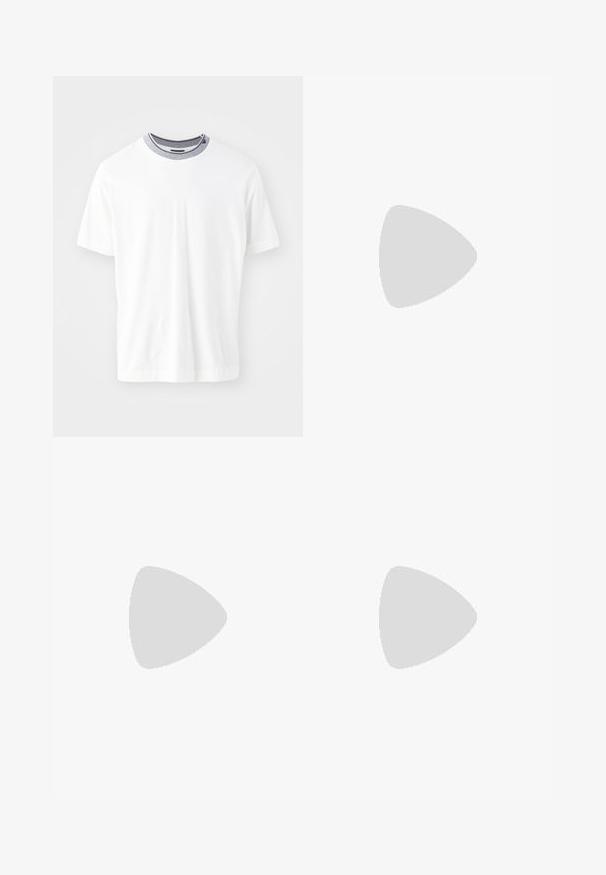 Balta trumpa rankovė t-shirt marškiniai su apvalia iškirpte, turintys kontrastuojančią tamsiai mėlyną dryžuotą apykaklę ir lygų medvilnės audinį.; Juodos kelnės pagamintos iš lygaus audinio, turinčios raištelį juosmens srityje, tiesių kojų ir priekinėmis klostėmis, suteikiančiomis struktūrizuotą išvaizdą.; Juodi odiniai batai su storu padu ir giliomis padangomis, derinami su pilkų juostelių plačiomis kelnėmis.; Mėlynos stačiakampės saulės akinių su tamsiais objektyvais, matinio jūros gylio rėmu, su logotipo detalėmis ant šventyklos, tiesiomis šakėmis ir vientisa, lygi tekstūra.