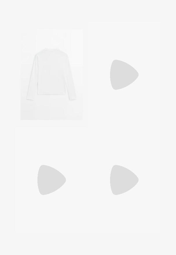 Chemise blanche à manches longues, col rond, vue de dos, posée à plat sur un fond blanc.; Pantalons larges en simili cuir marron avec une texture lisse, des passants de ceinture et un pli avant au niveau de la taille.; Baskets en daim marron avec des accents et des lacets blancs. Semelle en caoutchouc gomme. Portées avec des chaussettes blanches à rayures noires. Sol texturé vert.; Lunettes de soleil noires surdimensionnées avec des verres ovoïdes, monture en plastique lisse et accents dorés sur les tempes. Les verres sombres offrent une protection contre le soleil.