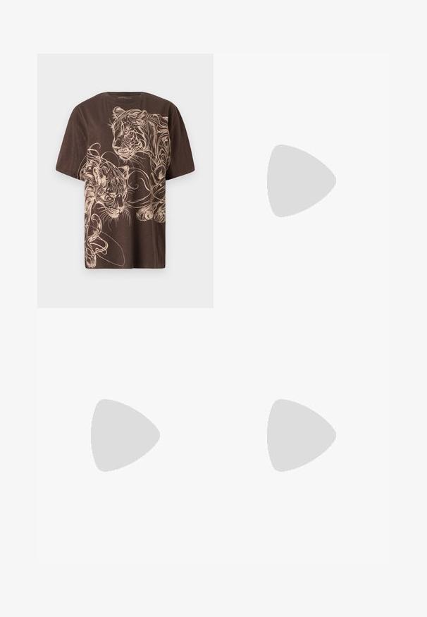 T-shirt marron avec un design graphique détaillé d'un tigre crème. Manches courtes, col rond et tissu doux et texturé.; Jean flare blanc à taille haute, en denim. Caractéristiques : surpiqûres et poches avant. Texture lisse avec un design structuré.; Chaussure noire en cuir à bout pointu, type slingback, avec une texture crocodile, petit talon empilée et une sangle ajustable avec détail de boucle métallique.; Sac à main en simili cuir beige avec une fermeture à rabat, une sangle réglable et un design minimaliste. Il présente des coutures discrètes et un logo embossé.