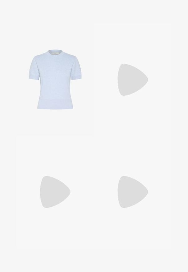 Gaiši zilas īsām piedurknēm adītas blūzes ar apaļu kakla izgriezumu. Iezīmējas ar ribotām piedurknēm un apakšmalu, visā garumā ar gludu tekstūru.; Jūras spēku pelēkie sporta bikses ar brīvu piegriezumu, elastīgu jostu un sānu kabatām. Izgatavotas no mīksta, teksturēta auduma, lai nodrošinātu komfortu un izturību.; Baltas augstpapēžu sandales ar masīvu papēdi, ar siksnu dizainu un potītes saistītiem elementiem. Gluda tekstūra ar platformu priekšpusē, lai nodrošinātu papildu augstumu.; Brūna ādas iepirkumu soma ar gludu tekstūru, atvērta augšdaļa un divas plecu siksnas. Izceļas ar minimāl�ām šuvēm un redzamu aparatūru nav.