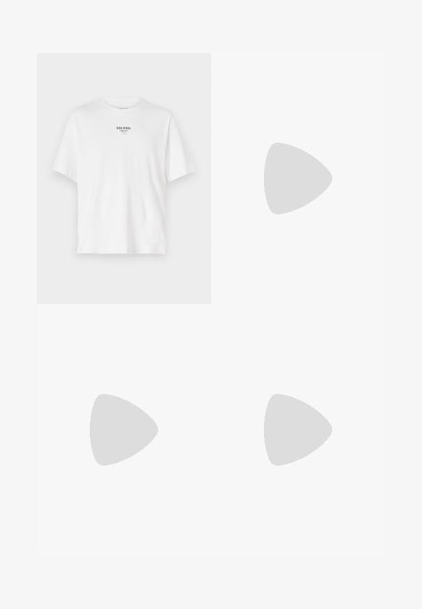 T-shirt bianca in cotone con scollo rotondo, maniche corte e una stampa che riporta il logo "ESS.WRD." sul petto, design minimale.; Jeans in denim nero con un design classico a gamba dritta. Presentano tasche frontali, chiusura a bottoni e dettagli di cucitura sottili.; Sneakers in pelle nera con una finitura liscia, punta rotonda e suola in gomma nera a contrasto. Presentano lacci piatti e un logo sul lato.; Occhiali da sole neri con lenti rettangolari, montatura in plastica opaca e bordi dritti. Presentano il logo del marchio sulla parte interna del braccio.