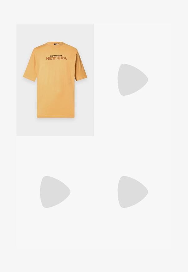 Kortärmad t-shirt i ljus orange bomull med texten "BUFFALO.NY NEW ERA" i svart och rött över bröstet. Klassisk rund halsdesign.; Texturerad tyg med ett vävt mönster i ljusgrön och vit nyanser. Har en mjuk, lätt känsla och subtilt mönster.; Nike Air Max 90 sneakers i beige och svart, med mesh- och lädermaterial, synlig dämpning och svarta snören.; Svart nylon axelväska med justerbar rem, med dragsko-stängning och präglad logodetalj. Bärs över en grå t-shirt.