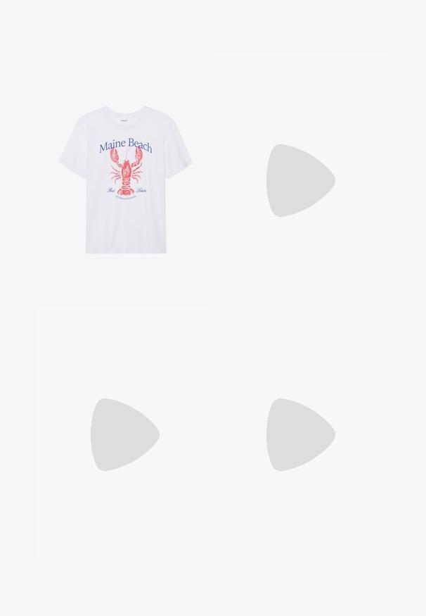 Bijela pamučna majica s grafikom crvene jastoga i plavim natpisom "Maine Beach Najbolji jastog u Massachusettsu." Kratki rukavi.; Svijetloplave traper kratke hlače ravnog kroja, s pet džepova i vidljivim šavovima. Imaju zatvaranje na gumb i patentni zatvarač.; Bijela sandala na visokoj potpetici s debelim petom, s remenom i vezanjem oko gležnja. Glatka tekstura s platformom sprijeda za dodatnu visinu.; Bijela sintetička torbica s trokutastim oblikom, ravnim prednjim poklopcem i detaljem u obliku mašne, podesivom remenom, glatkom teksturom i minimalističkim dizajnom.