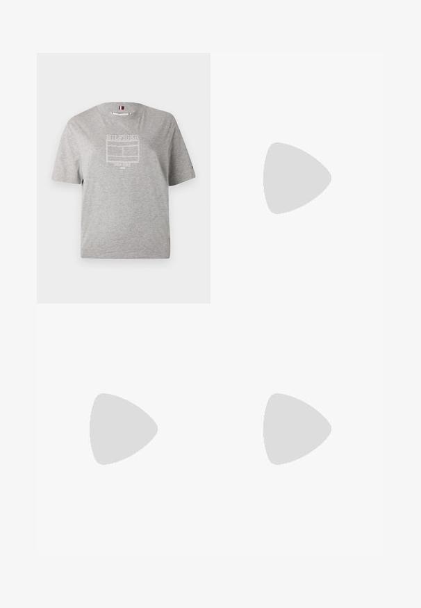 Grå bomulds T-shirt med rund hals, der har et broderet hvidt logo "HILFIGER NEW YORK 1985" centreret på brystet. Korte ærmer.; Mørkeblå shorts med elastisk talje og snor; lavet af blødt stof med en glat tekstur, har sidesømmer og en afslappet pasform.; Sorte læderstøvler til knæene med et slankt design, der har en kraftig sål og en sidehank til nem påtagning. Bemærkelsesværdige stikninger.; Sort syntetisk håndtaske med toppløftshåndtag, aftagelig skulderrem, rund form, glat tekstur og sølvlogo på forsiden.