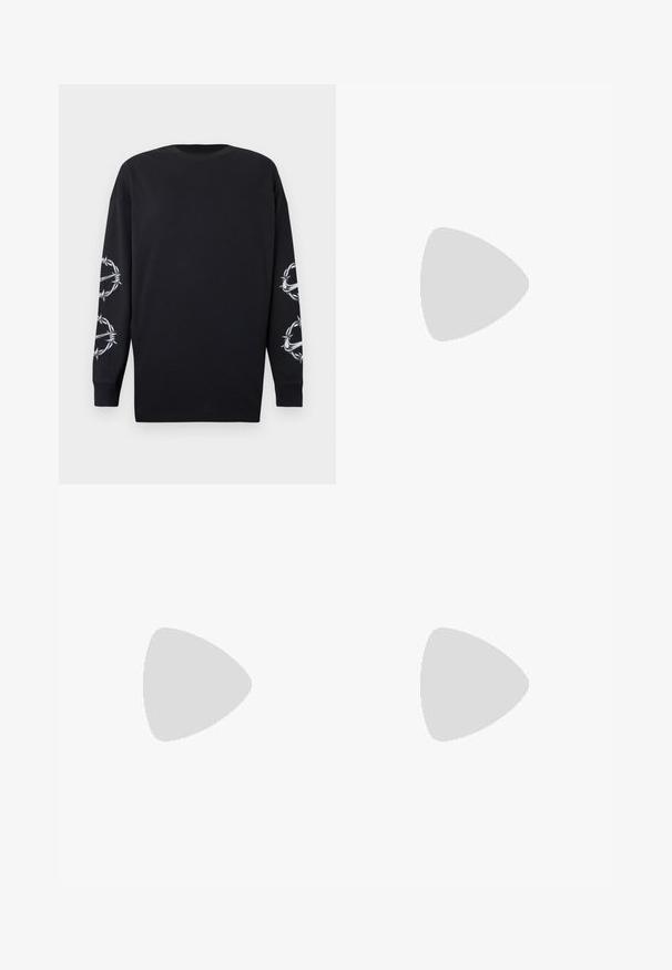 Sort langærmet skjorte med rund halsudskæring, der har hvide ståltråd- og torngrafikker på begge ærmer.; Sorte cargo bukser har en elastisk talje med snor, to sidelommer og et vidde ben design. Fremstillet af slidstærkt stof.; Sorte og sølv atletiske sko med en overdel i mesh og syntetisk materiale, der har et karakteristisk bølget design og polstret krave, samt luftdæmpning i sålen.; Sort duffelbag i et glat stof, med dobbelt lynlåslommer, polstrede håndtag og et stort hvidt Nike-logo på forsiden.