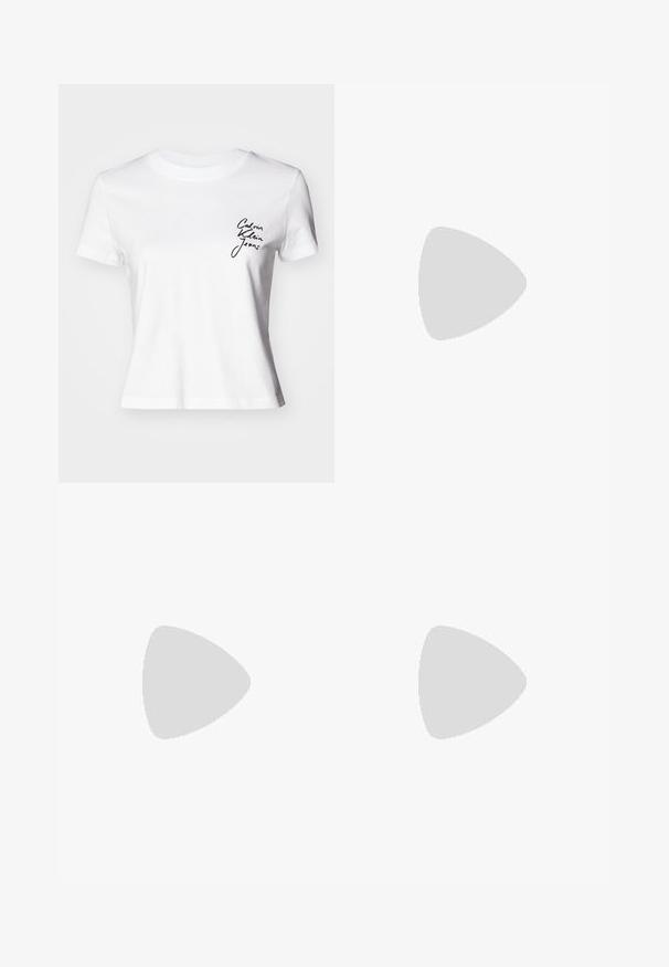 Camiseta de algodón blanca de manga corta, con un escote redondo y un logo en cursiva negra en el lado izquierdo del pecho. Dobladillo recto.; Jeans de mezclilla acampanados en lavado azul oscuro, con una cintura alta, diseño de cinco bolsillos y costuras clásicas. Textura suave con un ligero desgaste.; Mocasines de charol negro con punta redonda, tira decorativa y detalle en metal plateado en la parte frontal. Tacón cuadrado y suela texturizada.; Collar choker negro hecho de un cordón delgado, con un detalle de lazo y puntas de metal dorado en los extremos. Diseño simple y ajustable.
