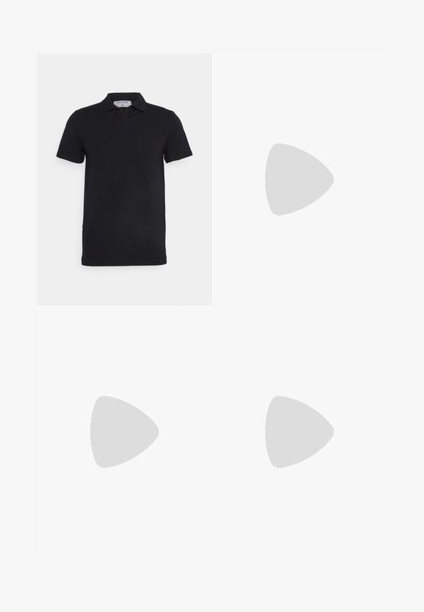 Schwarzes kurzärmliges Polohemd mit klassischem Kragen, aus glattem Material. Verfügt über ein Etikett mit dem Markennamen 'Filippa K' am Kragen.; Schwarze, ausgestellte Jeans aus Denim mit glatter Textur, fünf Taschen und einem Knopf- und Reißverschlussverschluss an der Taille.; Stuart Weitzman CLUB CLASSIC PENNY LOAFER - Business-Slipper - black; Schwarze rechteckige Sonnenbrille mit dunklen Gläsern, dickem Kunststoffrahmen, goldenen Akzenten an den Bügeln und eingraviertem Markenlogo am Arm.