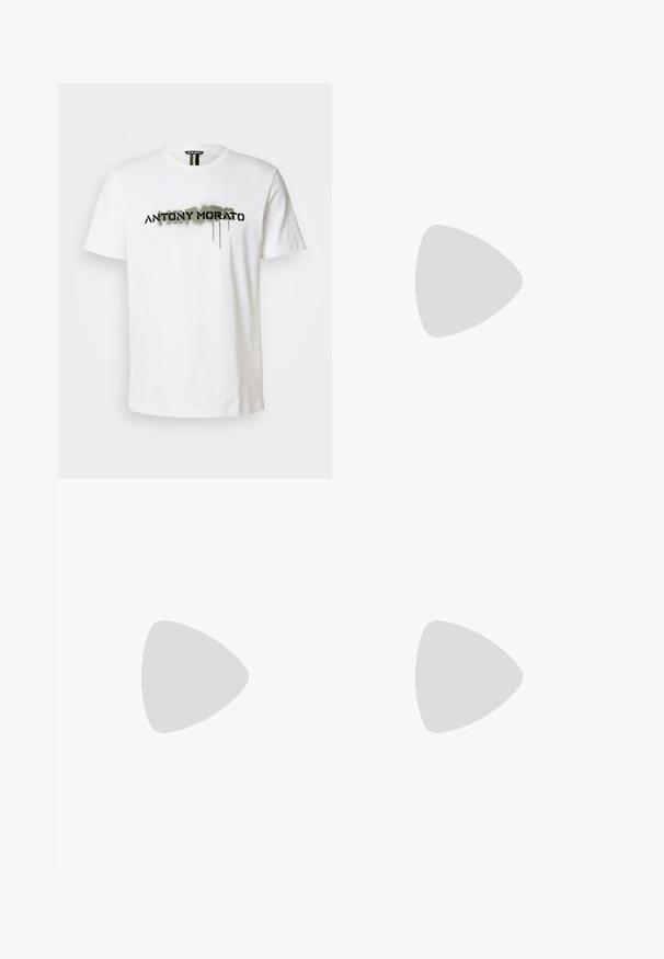 T-shirt en coton blanc avec un logo noir audacieux "ANTONY MORATO" accentué de touches de peinture en spray verte, col rond et manches courtes.; Pantalon en coton gris clair avec une taille élastique, deux poches latérales, coupe droite et texture lisse. Détail de couture simple.; Baskets en daim et textile dans des teintes vertes, brunes et beiges avec trois rayures blanches. Présentent un accent rose clair sur le talon et une semelle texturée.; Lunettes de soleil rondes avec une fine monture en métal noir, des verres foncés et des plaquettes de nez ajustables. Les branches présentent un détail de marque subtil.