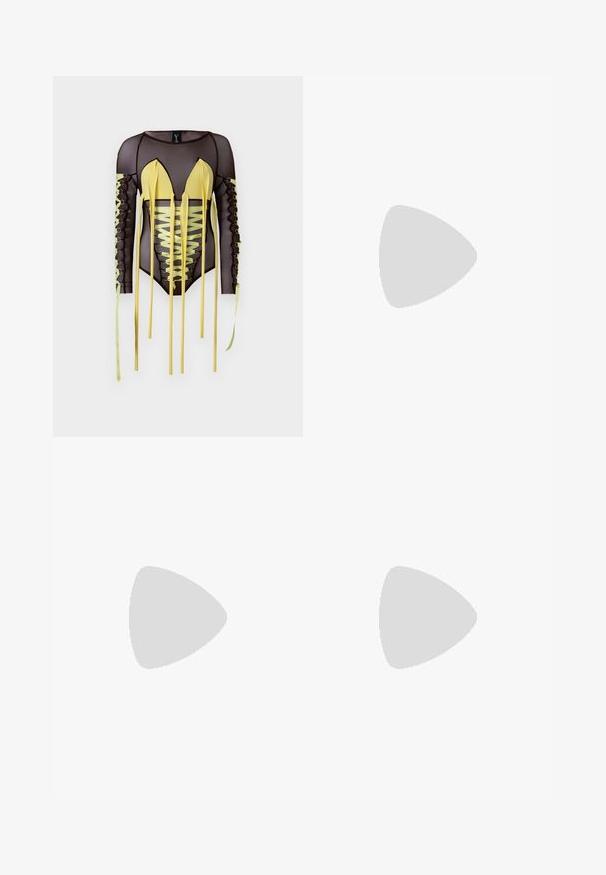 Juodas tinklinis bodis su ilgomis rankovėmis, turintis geltonas akcentus, giliu V formos kaklu ir šnypščiamos detalės su ilgais raiščiais šoninėse dalyse.; Šviesiai mėlynos džinsinės šortai su tiesiu kirpimu, dviem priekinių kišenėlių, užsegimu su mygtuku ir užtrauktuku, bei šiek tiek dėvėtoms kraštinėms.; Kremo spalvos, smailėtų pirštų slingback aukštakulniai su plonu vidutinio aukščio kulnu, kurių priekyje yra auksinė grandinė ir švelni odos tekstūra.; Ruda odinė perkeliamąja kuprinė su ilgomis rankenomis, priekinė kišenė su dangteliu ir auksinė širdeles formos užsegimo sagtis, gravezuota "Love Moschino".