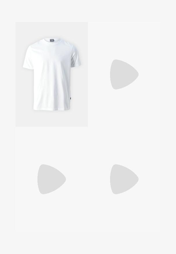 Biely bavlnený tričko s krátkymi rukávmi a okrúhlym výstrihom, s jemne vyrazeným logom "Joop!" na hrudi a rovný spodný lem.; Calvin Klein Jeans SLIM - Denimové šortky - denim light; Čierne kožené mokasíny s okrúhlym nosom, prešívaním a dekoratívnym remienkom vpredu. Plochá podrážka s minimálnym profilom.; Hnedá kožená messenger taška s plochým predným klopom, dvoma popruhmi, zlatými kovovými detailmi a nastaviteľným ramenným popruhom.