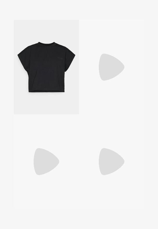 T-shirt cropped preta feita de algodão macio com mangas curtas e decote redondo. Apresenta um logotipo discreto na frente.; Calças curtas desportivas em cinza escuro, feitas de um tecido suave e elástico. Apresentam uma cintura alta e costuras em contraste, com um detalhe de bolso lateral.; Sapatilha atlética preta com um upper texturizado, tiras elásticas e uma entressola grossa branca. Apresenta um detalhe cinza ao longo da sola.; Bolsa branca com detalhes em preto, apresentando o logótipo da Puma. Alças curtas e arredondadas e uma alça removível, feita de material sintético texturizado.