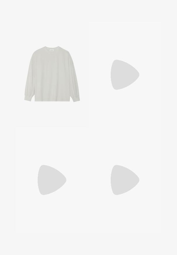 Svijetlosivi majica s dugim rukavima od mekane pamučne tkanine. Ima slobodan kroj, okrugli izrez i blago nabrane manžete. Bez uzoraka ili grafika.; Široke tamnoplave traperice s dugmadi, pet džepova i kontrastnim bijelim šavovima. Tkanina ima glatku, lagano teksturiranu površinu.; Bijele kožne tenisice s debelim potplatom, s crnim akcentima i natpisom "VALENTINO" s bočne strane. Upareno s crnim širokim hlačama.; Crna torba od glatke kože, s zakrivljenim otvorenim vrhom, dva remena za rame i minimalističkim dizajnom.