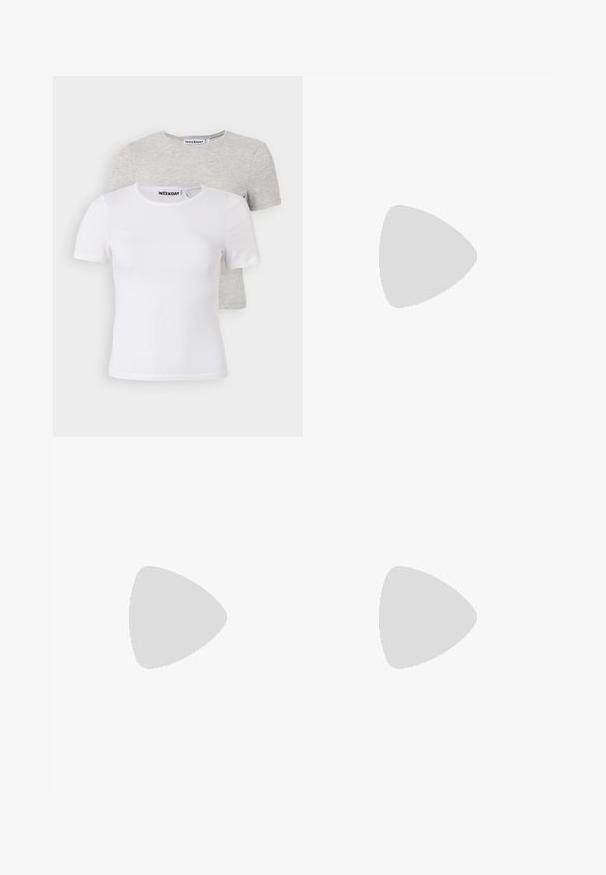 Balenie dvoch tričiek: jedno biele a jedno svetlosivé. Okrúhly výstrih, krátke rukávy, vyrobené z mäkkej bavlnenej zmesi, hladká textúra, minimalistický dizajn.; Svetlošedé nohavice s voľným strihom, s piatimi vreckami, so zapínaním na prednom gombíku a kontrastným prešívaním pozdĺž švov. Tkanina vyzerá mäkko a odolne.; Čierne lakované lodičky s špičatými prstami, členkovými popruhmi a kovovými cvokmi okolo okrajov. Úzke ihlové podpätky.; Čierna kožená kabelka s jedinečným tvarom ventilátora, so plochými držadlami. Povrch má štruktúru s brúseným efektom a minimalistic design.