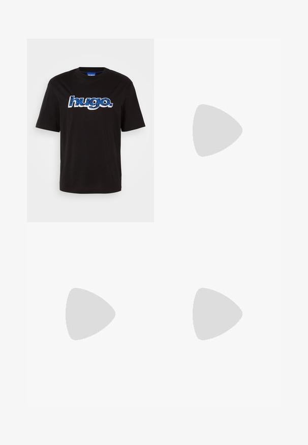 Svart bomullströja med "hugo."-logotyp i blått med ett mönstrat design. Korta ärmar och rundad halsringning.; Svart bomullströja med "hugo."-logotyp i blått med ett mönstrat design. Korta ärmar och rundad halsringning.; Jeansshorts i mörkblått med slitna detaljer. Har fransade fållar, fickor och knäppning. Varierande tvätt över tyget.; Svarta sneakers gjorda av mocka och syntetiska material, med runda snören, en texturerad yta och en dragflik vid hälen.; Svarta rektangulära solglasögon med mörkröda linser, med en matt finish och röd logotyp på skalmen. Robust plastbåge.
