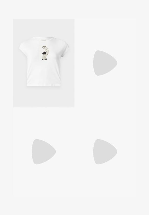 Witte katoenen t-shirt met korte mouwen, voorzien van een zwart-wit fotoafdruk aan de voorkant van een figuur in een zwart outfit.; Lichtblauwe spijkerbroek met een recht model, voorzien van versleten accenten, vijf zakken en zichtbare stikseldetails.; Zilveren metallic sandalen met een teenstuk ontwerp, een enkelband en een platte zool met een geprofileerde afwerking.; Olijfgroene totebag met dubbele handvatten, een gladde textuur en een metalen logoaccent. Ronde vorm met zijpanelen; gecombineerd met blauwe broek.