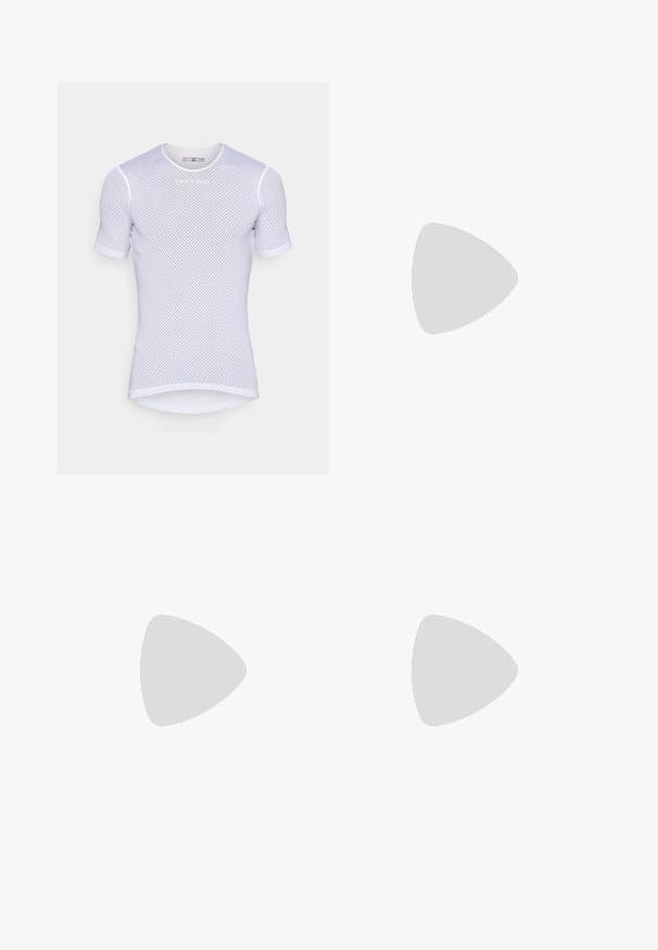 Bílá krátkosrstá síťovaná košile s kulatým výstřihem, která má prodyšnou texturu a decentní logo značky na hrudi.; Černé cyklistické šortky s podšívkou, síťovinovými popruhy, polstrovaným sedlem, aerodynamickým designem a reflexními detaily. Vhodné pro výkonnostní nošení.; Šedé a bílé tenisky Nike s texturovaným síťovým svrškem, gumovou podrážkou a boční podporou. Umístěné blízko černého cvičebního lana.; Nike sportovní taška s tmavě šedým a černým designem, která má velké bílé logo, dva popruhy a nastavitelný ramenní popruh.