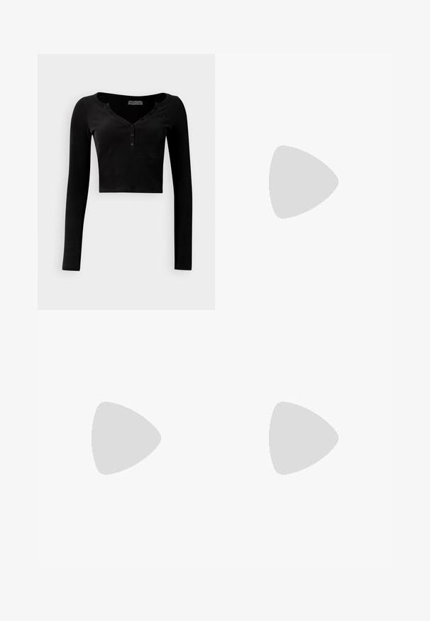 Top negro corto de manga larga hecho de tela acanalada, con un escote en forma de V y una hilera de tres botones en la parte delantera.; Jeans de mezclilla blancos de campana con cintura alta, cinco bolsillos y cierre de botón. La tela tiene una textura suave con costuras visibles.; Zapatilla de piel blanca con acentos de ante beige, caja de puntera perforada, cordones planos y suela texturizada en color crema. Cuenta con un branding sutil en el talón.; Bolso de mano de imitación cuero negro con textura de cocodrilo, parte superior fruncida y correa arrugada. Presenta un diseño suave y compacto.