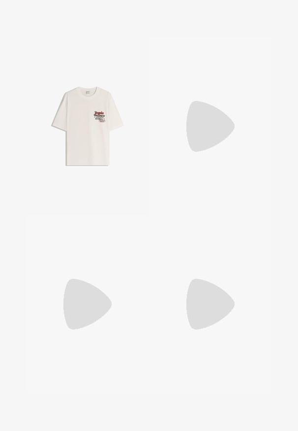 Fehér pamut póló rövid ujjakkal és kerek nyakkivágással. Az elülső bal mellkas részen piros és fekete szöveggel nyomtatott grafika található.; Fekete farmer sort, bő szabással, öt zsebbel és kontrasztos fehér varrással. Gombos záródás a dereknál.; Fehér sportcipők texturált burkolattal, vastag talppal és szürke részletekkel. Fehér sportzoknival és zöld rövidnadrággal viselve, kék felületen.; Fekete nylon övtáska cipzáras záródással, nagy fehér Nike logóval. Simma textúra és ergonómikus kialakítás a kényelmes viselet érdekében.