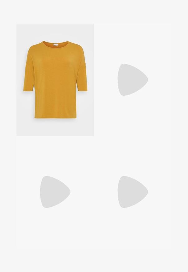 T-shirt à manches courtes, de couleur jaune moutarde, en tissu léger. Il présente un col rond et une coupe décontractée avec une texture lisse.; Jean évasé bleu foncé en denim, avec cinq poches, une fermeture à bouton et des coutures contrastées au bas.; Escarpins slingback en cuir verni rouge avec un bout pointu, deux brides à boucle et un talon aiguette slim de hauteur intermédiaire. Texture lisse.; Lunettes en métal doré avec des verres ovales, des branches fines et des plaquettes de nez transparentes. Présente des accents subtils sur les charnières et des verres transparents.