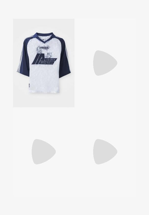 Jersey Adidas Originals s krátkými tmavě modrými rukávy, bílým korpusem a velkým logem. Obsahuje límeček a akcenty ve tvaru tří pruhů.; Námořnické široké kalhoty s elastickým pasem, skladbami a bočními kapsami. Vyrobené z lehké, hladké látky s matným povrchem.; Béžové žabky s texturovanou podrážkou a kovovými stříbrnými pásky. Jednoduchý design s plochou a širokou stélkou pro pohodlí.; Červená kožená taška na rameno s hladkým povrchem, zakřiveným designem a dekorativní sponou. Nastavitelný popruh a zipové zapínání.