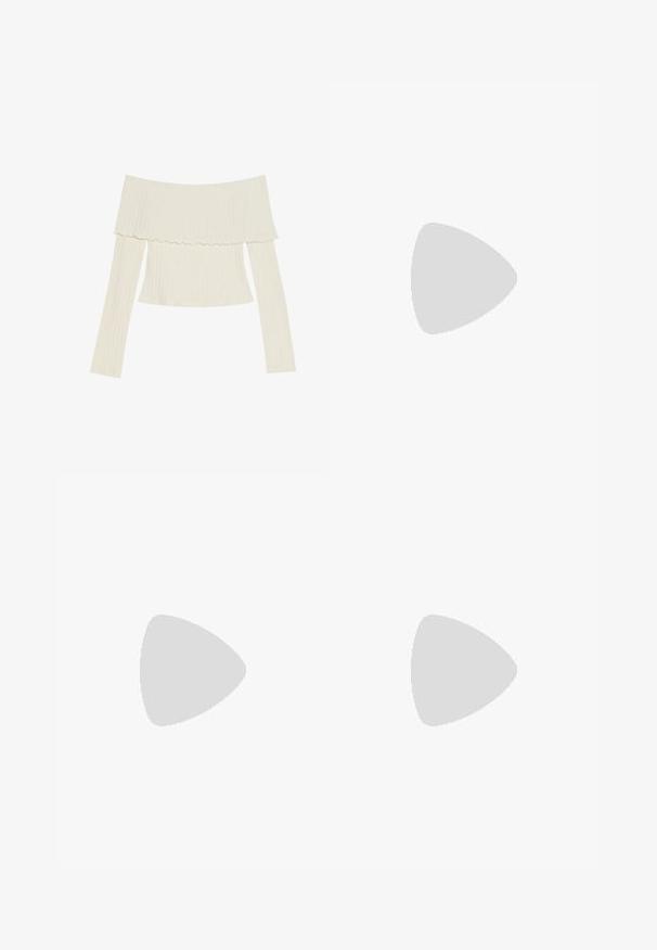 Off-the-shoulder geribde top in crèmekleur, met een ruches halslijn en lange mouwen met een aansluitende silhoutte. Over het geheel een fijne, gladde textuur.; Flared zwarte jeans in een middelzware denim. Vijf-pocket ontwerp met een subtiele vervaagde wassingen en contrasterende stiksels langs de naden.; Lichtgrijze sneaker van suede en mesh, met drie witte strepen, ronde neus en een gumrubberen zool. Gouden logo-accent bij de veters.; Gouden metalen oorbel met een slank, gebogen ontwerp. Beschikt over een kenmerkende puntige vorm, gepolijste oppervlakte en scharnier sluiting.