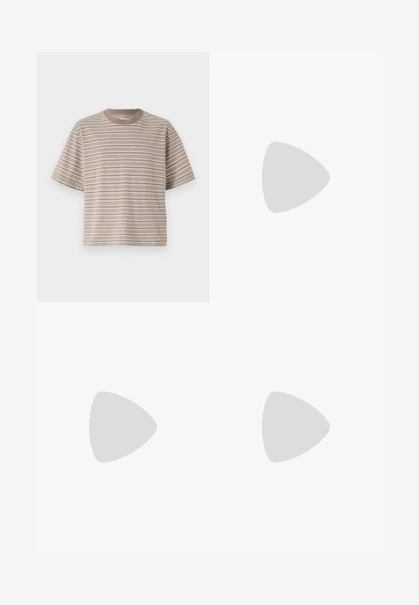 T-shirt a maniche corte a righe in tonalità beige, scollo rotondo, tessuto morbido, vestibilità rilassata, con righe orizzontali alternate chiare e scure.; Pantaloni cargo beige in cotone. Presentano due tasche laterali, una chiusura con bottone e dettagli di cucitura. Design a gamba dritta.; Scarpe da barca in pelle marrone e verde con un design cucito bianco, lacci tondi e una suola in gomma testurizzata. Costruzione resistente con occhielli in metallo.; Occhiali da sole con montatura metallica dorata, lenti verdi, forma rotonda, aste sottili e dettagli in plastica bianca sulle punte delle aste.
