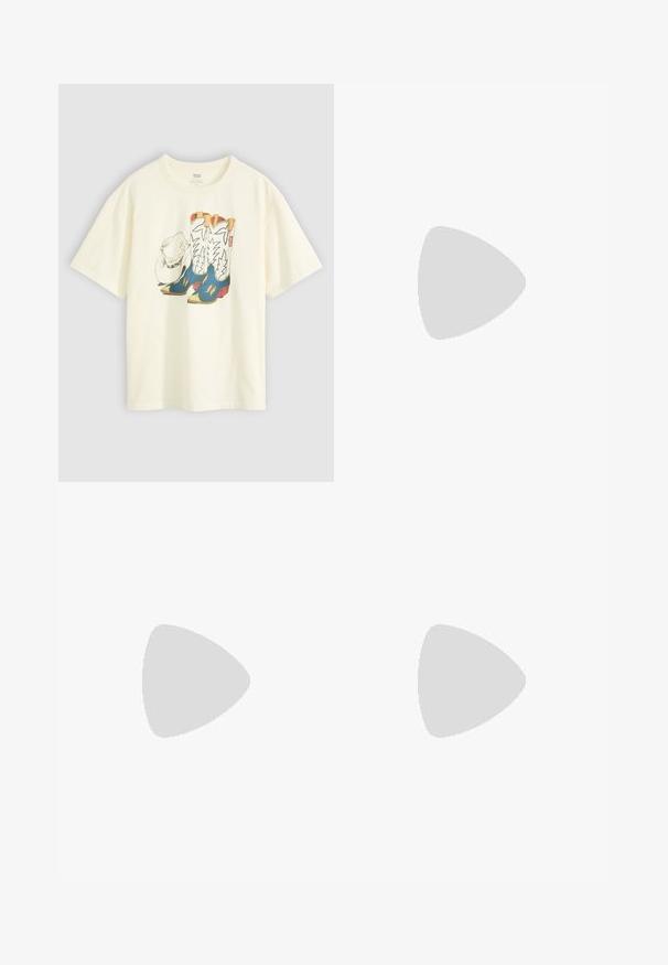 Vit bomulls-t-shirt med en grafik av cowboykängor och en hatt. Kängorna är blå med gula detaljer och vit utsmyckning.; Leopardmönstrade vida byxor i bomullsblandning. Har hög midja, knäppning fram och fickor. Färgpalett inkluderar beige och svart.; Pekade tå slingback klackar i ett texturerat ormskinsmönster med beige och bruna toner; har en stilettklack och utskurna sidor.; Vävd halm tote väska med en bred, avsmalnande form, utrustad med två svarta läderhandtag. Naturlig beige färg med en texturerad yta.