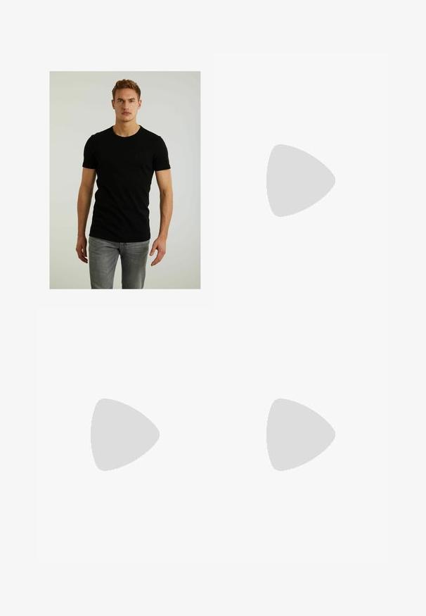 Schwarzes Kurzarm-T-Shirt aus Baumwolle, mit einem runden Ausschnitt und einem kleinen, eingeprägten quadratischen Logo auf der linken Brust. Getragen mit hellgrauen Jeans.; Weite Jeans aus dunkelgrauem Denim mit kontrastierenden hellgrauen Seitenpaneelen. Rohe Saumdetails verstärken das einzigartige Design. Fünf-Taschen-Stil.; Schwarze Lederwanderstiefel mit einer robusten Gummisohle, metallenen Schnürhaken und einem hohen Knöcheldesign für Unterstützung und Langlebigkeit.; Schwarze Plastiksonnenbrille mit grünen Gläsern, quadratischen Rahmen, silbernem Akzent auf der Augenbraue und strukturierten Bügeln. Angegebene Marke auf dem inneren Bügel.