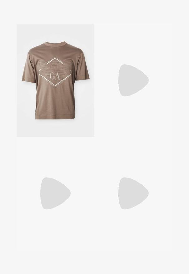 Braunes Kurzarm-T-Shirt mit einem gestickten geometrischen Emblem und den Buchstaben "GA" in der Mitte der Brust.; Schwarze maßgeschneiderte Hose mit geradem Bein, zwei Fronttaschen und einer doppelten Knopfverschluss an der Taille. Glatte Stoffoberfläche.; Sneaker aus olivgrünem Wildleder mit grauen Akzenten, ausgestattet mit einer Gummisohle und runden Schnürsenkeln, kombiniert mit bordeauxroten maßgeschneiderten Hosen.; Schwarze rechteckige Sonnenbrillen mit grünen getönten Gläsern, dicken Rahmen und flachen Bügeln, die eine glatte Kunststoffoberfläche aufweisen.
