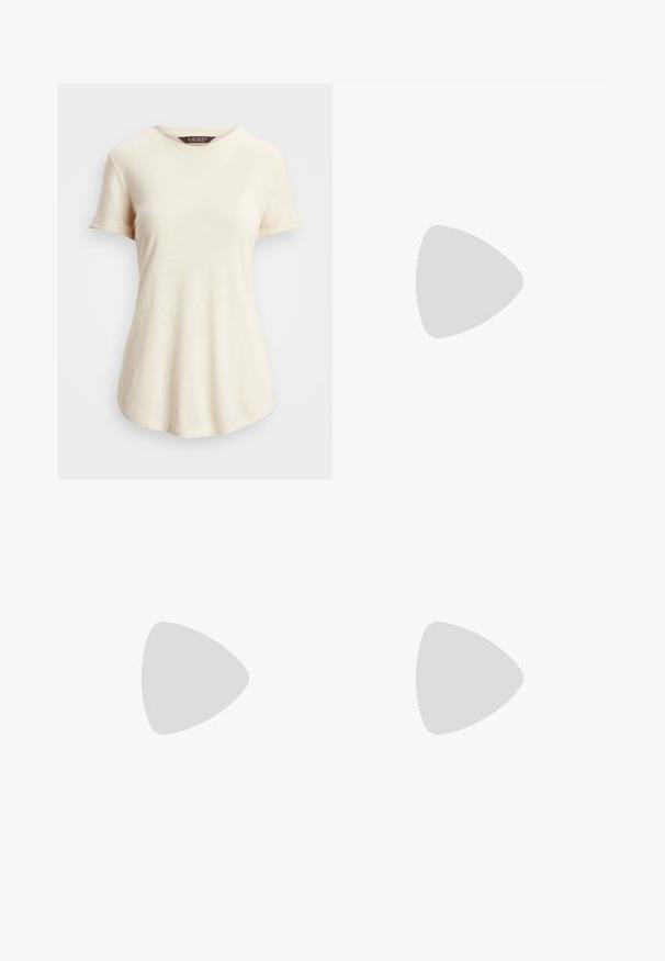 Tricou de culoare crem cu mânecă scurtă și guler rotund. Textură moale și croială lejeră, cu manșete rulate și o margine ușor curbată.; Jeans cu picioare late din denim alb-crem. Design cu talie înaltă, cu închidere prin nasture, două buzunare frontale și detalii cu cusături contrastante.; Pantofii cu vârf ascuțit din piele neagră, cu un toc mic, prezentând o curea texturată și un accent metalic în partea frontală. Suprafață netedă și design elegant.; Geantă de mână din piele neagră cu un design structurat, mânere superioare duble, curea de umăr detasabilă, accesorii din aur și un pandantiv cu logo.