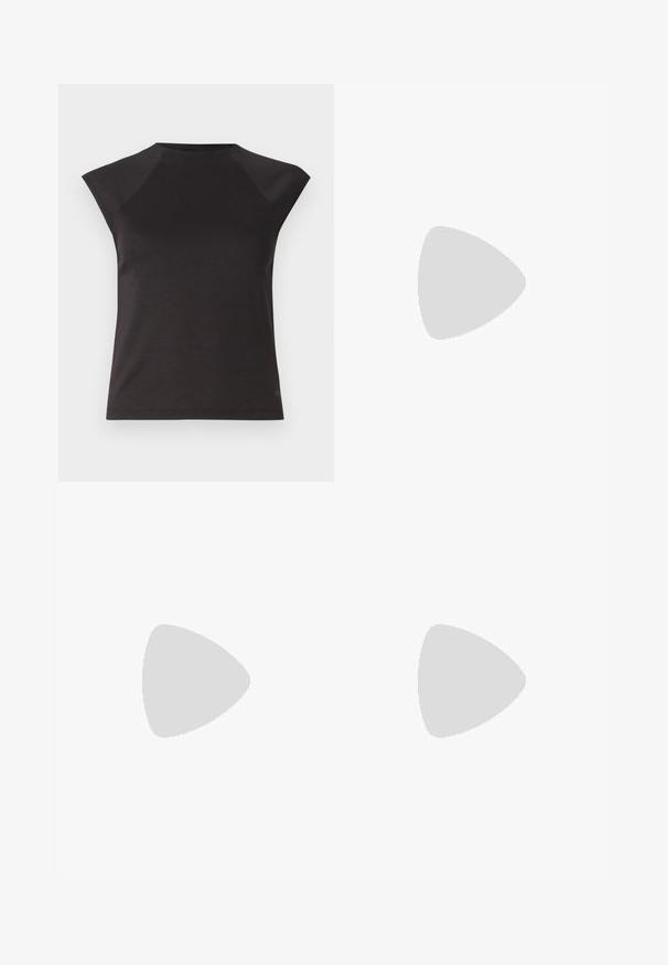 Haut noir à manches courtes avec un col rond et des coutures d'épaule angulaires. Fabriqué en tissu lisse avec une coupe ajustée et sans motifs visibles.; Jupe plissée noire avec une superposition en maille ornée d'un motif à pois, taille élastique avec cordon de serrage et coupe mi-longue.; Chaussure slingback à bout pointu en cuir blanc cassé, avec un petit talon et un design découpé, dotée d'une texture lisse et de détails minimalistes.; Boucles d'oreilles en métal argenté avec des formes arrondies, finition polie et délicates gravures de la marque "BOSS" sur les sections inférieures.