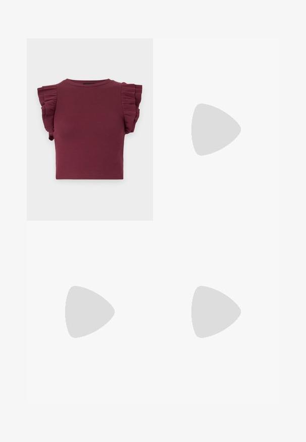 Top cropped côtelé bordeaux avec de courtes manches volantées et un col rond. Texture lisse et design ajusté, parfait pour le layering.; Jupe maxi plissée blanche avec des pois noirs, dotée d'une taille lisse et d'un tissu fluide pour un mouvement facile.; Sandales à talons hauts en cuir verni rouge avec deux fines lanières sur les orteils et une bride à boucle autour de la cheville ; design à bout carré, talon de 5 cm.; Sac à main en cuir noir avec une forme courbée, bandoulière amovible et des accessoires en or. Le sac est doté d'un rabat avec un détail de boucle.