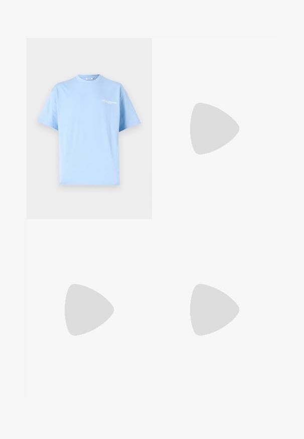Camiseta de algodón azul claro con mangas cortas, cuello redondo y texto blanco "LES CLASSIQUES" impreso en el frente. Textura suave, corte relajado.; Pantalones cortos de mezclilla azul claro con un corte holgado, que cuentan con bolsillos frontales, cierre de botón y un desvanecimiento mínimo.; Zapatillas deportivas blancas con superposiciones texturizadas, una suela gruesa y acentos grises. Llevadas con calcetines blancos hasta la pantorrilla y pantalones cortos verdes sobre una superficie azul.; Bolso de hombro negro acolchado con una textura suave, llevado por una persona con una camiseta gráfica blanca con texto en negrita. Conjunto casual con vaqueros.