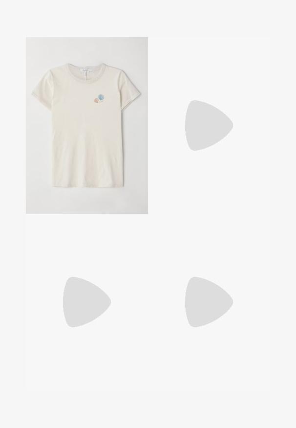 Lys beige bomull t-skjorte med rund hals og korte ermer. Har små broderte sjøsnegle-design i pastellfarger.; Blå denim jeans med en løs, vid ben design, som har frontlommer, en knapp- og glidelås lukking, og subtil fading ved knærne.; Tory Burch MELLOW MARY JANE - Badesandaler - clear/silver; Tory Burch KIRA HUGGIE EARRING - Øredobber - gold-coloured/new ivory