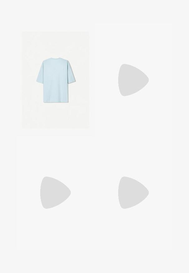 Lyseblå bomulds t-shirt med rund halsudskæring, korte ærmer og et enkelt bagdesign med en lille vandret sømdetalje.; Hvide, brede bukser lavet af tekstureret stof. Har en elastisk talje og to sidelommer. Casual, løs pasform design.; Hvide mesh sneakers med grå accenter, rund tå og synlig polstret sål med cirkulære luftlommer og mærkevaredetalje.; Sorte rektangulære solbriller med grønne linser, der har en mat overflade, lige stænger og Ray-Ban-logoet på siden.