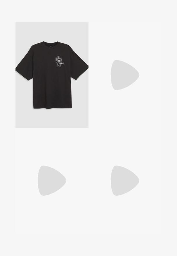 Schwarzes Baumwoll-T-Shirt mit kurzen Ärmeln, mit einem Handgrafik und dem Text "Levi's LA LUNE" in Weiß auf der linken Brustseite.; Hellblaue High-Waist-Weite-Leg-Jeans mit Knopf- und Reißverschluss vorne, Vorder- und Rückentaschen, auf weißem Hintergrund.; Braune und cremefarbene Kuhfell-Slipper mit flacher schwarzer Sohle, ausgestattet mit einem dekorativen Riemen über dem Spann und einer glatten Oberfläche.; Gelbe Lederhandtasche mit gerafftem Design, verstellbarem Kordelzugverschluss und einem langen, einzelnen Tragegurt. Minimale Markenkennzeichnung am Boden.