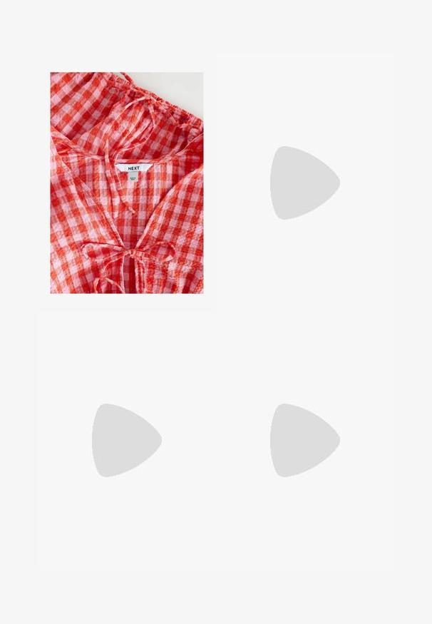 Rød og pink ternet bluse med en rynket halsudskæring og bånddetalje. Lavet af letvægtsstof, har et "NEXT"-mærke indeni.; CLOSED JINNIE - Shorts - white; Sort læderslyngeback sko med spids tå, der har en vævet detalje og en plisseret overdel. Flad sål med minimal hardware.; Skildpaddeskals-solbriller med ovale linser, brun nuance, og gyldne detaljer på stængerne. Kraftige rammer med en blank overflade og glat tekstur.